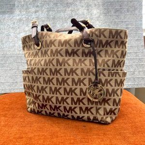 Coach purse with lots of sections